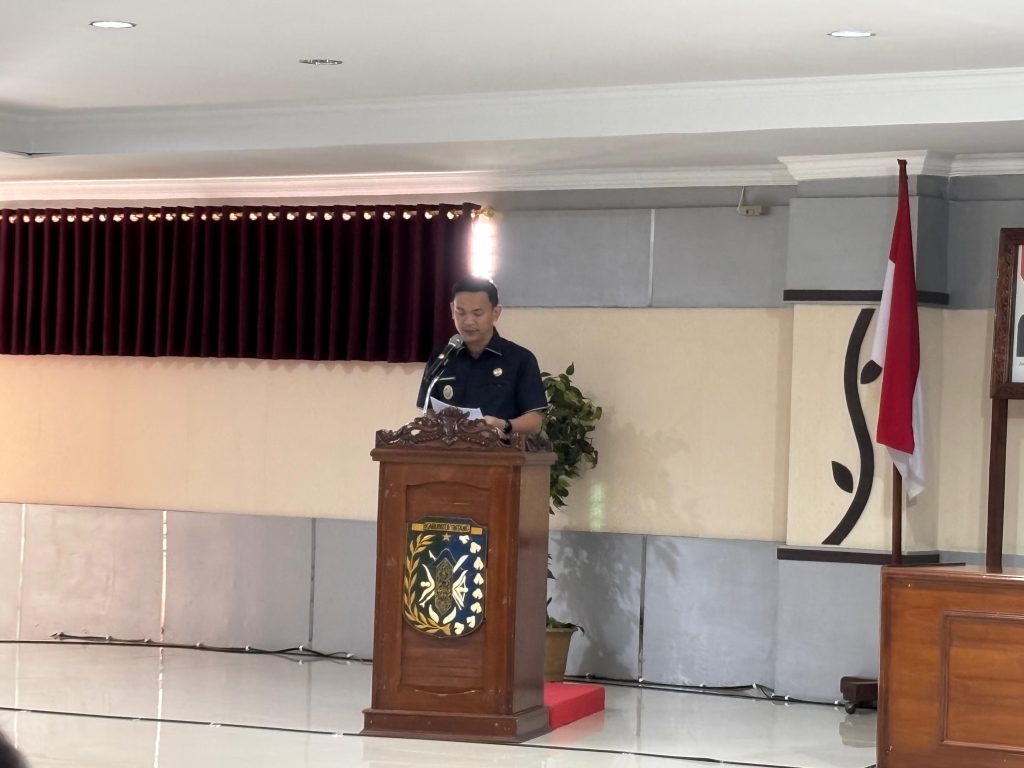 Wakil Bupati, Florensius Ronny membacakan jawaban Bupati Sintang, Gregorius Herkulanus Bala atas usulan Fraksi DPRD pada Selasa, 22 Juli 2025.