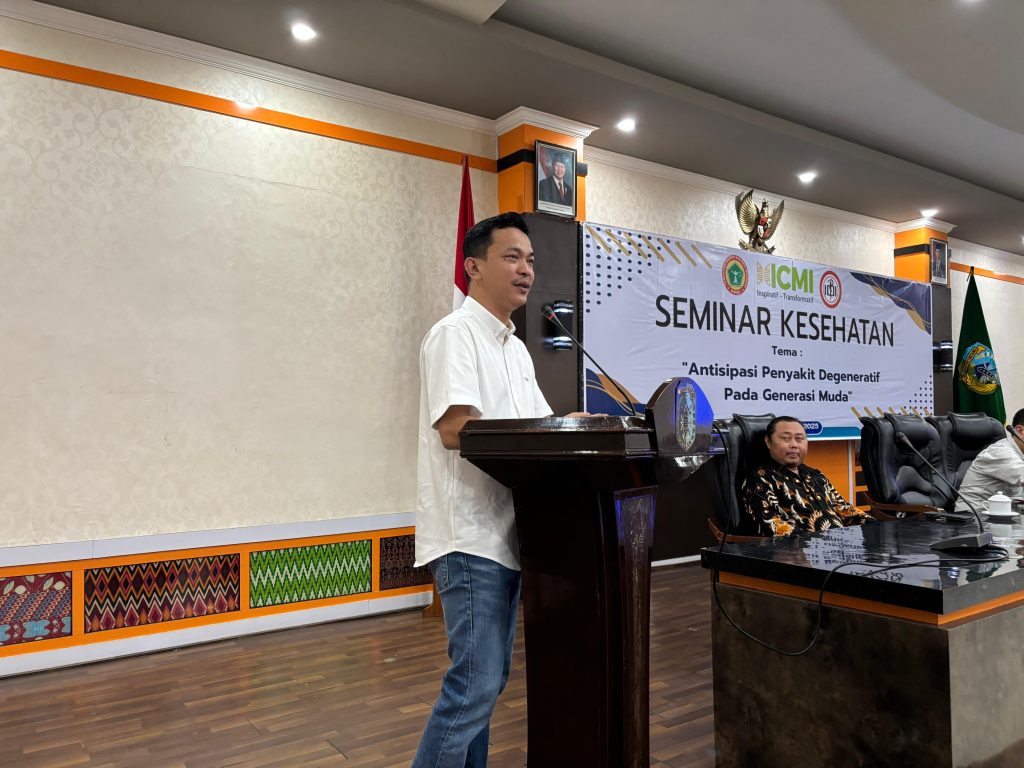 Wakil Bupati Sintang, Florensius Ronny menekankan, kesehatan harus menjadi pondasi dasar untuk menghadapi tantangan Indonesia Emas. Hal itu disampaikan dalam seminar “Antisipasi Penyakit Degeneratif pada Generasi Muda” di Balai Praja Kantor Bupati, pada Sabtu, 26 Juli 2025.