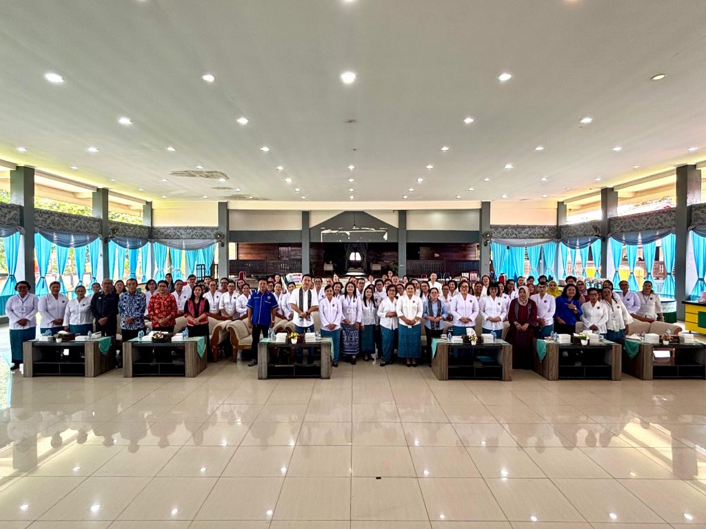Wakil Bupati Sintang, Florensius Ronny berpidato di acara RAKERCAB dan syukuran HUT DPC PWKI Kabupaten Sintang ke-7 di Pendopo Bupati pada Sabtu, 26 Juli 2025.