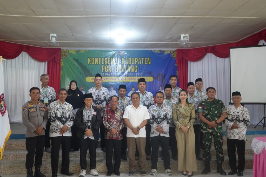 Bupati Sintang, Gregorius Herkulanus Bala dalam acara "Transformasi PGRI Menuju Indonesia Emas" pada Sabtu, 26 Juli 2025 di Gedung PGRI Kabupaten Sintang.
