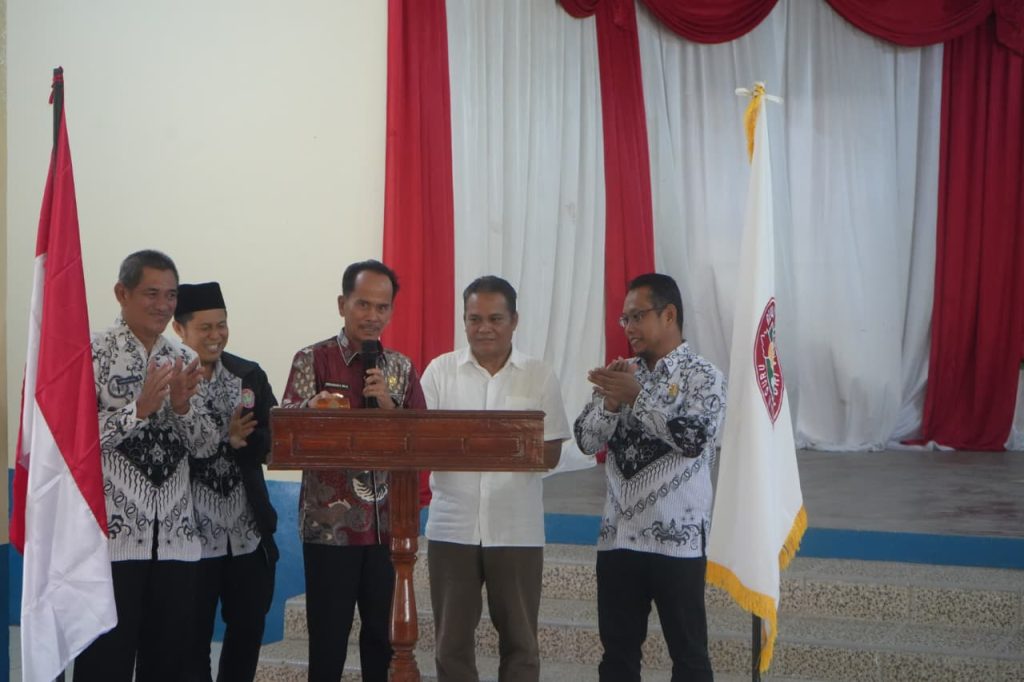 Bupati Sintang, Gregorius Herkulanus Bala berpidato di acara "Transformasi PGRI Menuju Indonesia Emas" pada Sabtu, 26 Juli 2025 di Gedung PGRI.