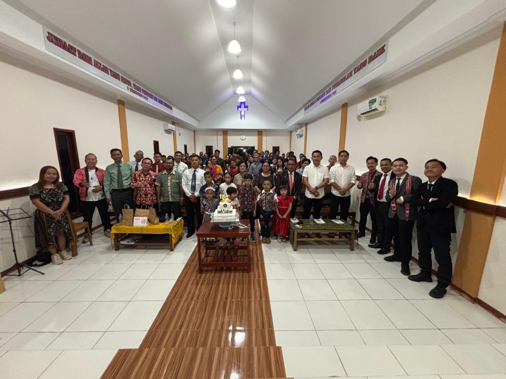 Wakil Bupati Sintang, Florensius Ronny hadir dalam HUT ke-20 Gereja GBIA Kabupaten Sintang pada Minggu, 27 Juli 2025. 