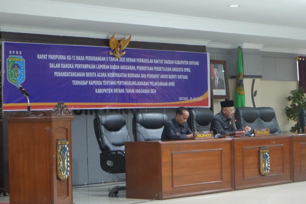 Bupati Sintang, Gregorius Herkulanus Bala dan Ketua DPRD Sintang, Indra Subekti dalam Rapat Paripurna ke-13 masa persidangan II tahun 2025 DPRD Sintang di di Gedung DPRD Sintang pada Senin, 28 Juli 2025.