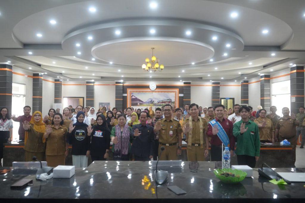 Bupati Sintang, Gregorius Herkulanus Bala dalam acara “Berjalan Bersama Bagi Perwujudan Perempuan Berdaya Anak Terlindungi Indonesia Emas 2045” pada Senin, 28 Juli 2025 di Balai Praja Kantor Bupati.