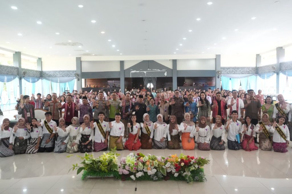 Bupati Sintang, Gregorius Herkulanus Bala hadir di acara Hari Anak Nasional yang bertemakan ”Anak Hebat, Indonesia Kuat Menuju Indonesia Emas 2045,” di Aula Pendopo Bupati pada Kamis, 31 Juli 2025.