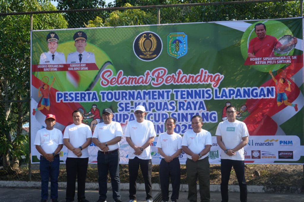 Turnamen “Bupati Cup” tenis lapangan Se-Kapuas Raya resmi dibuka oleh Bupati Sintang, Gregorius Herkulanus Bala pada Jumat, 1 Agustus 2025 di lapangan tenis Nata Kesuma, Transito, Kabupaten Sintang.
