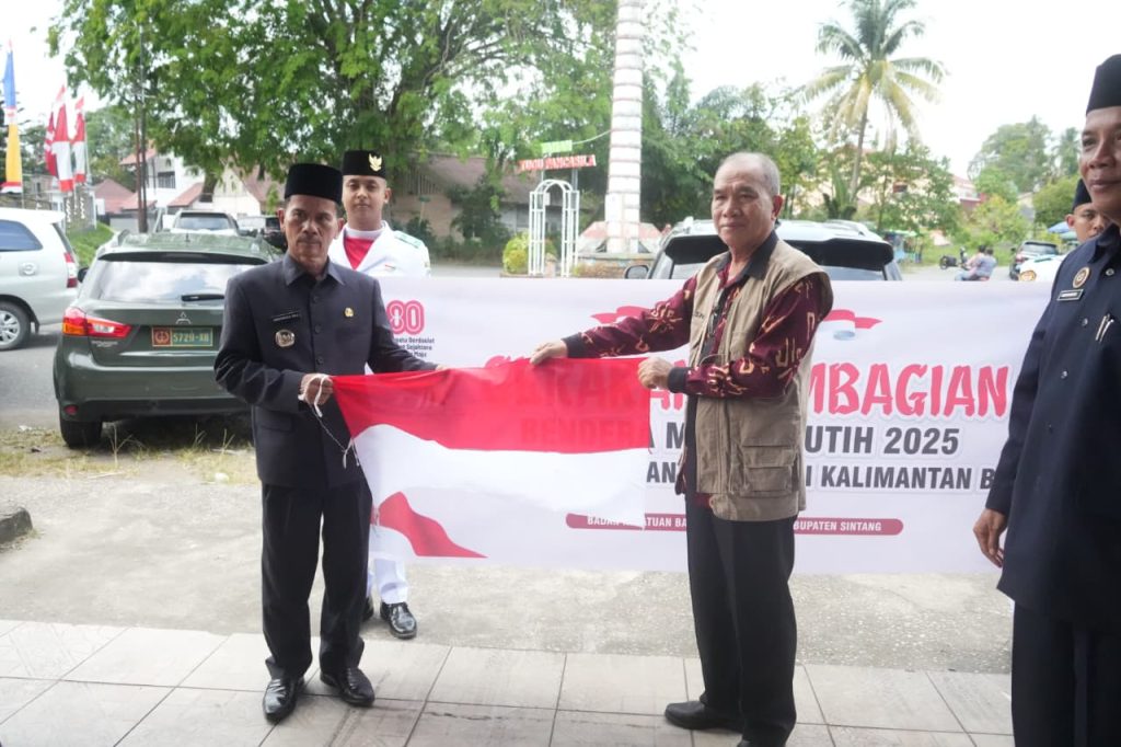 Bupati Sintang, Gregorius Herkulanus Bala secara simbolis memegang bendera merah putih di depan Gedung Pancasila, pada Kamis, 31 Juli 2025.