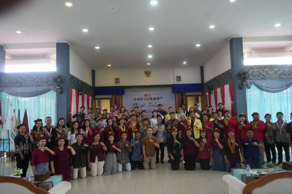 Bupati Sintang, Gregorius Herkulanus Bala bersama PMKRI di Pendopo Bupati pada Jumat, 1 Agustus 2025. 