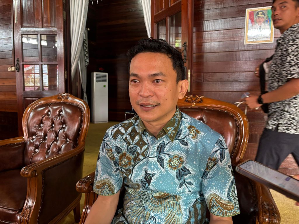 Wakil Bupati Sintang, Florensius Ronny saat diwawancarai wartawan di Pendopo Bupati pada Sabtu, 2 Agustus 2025. 