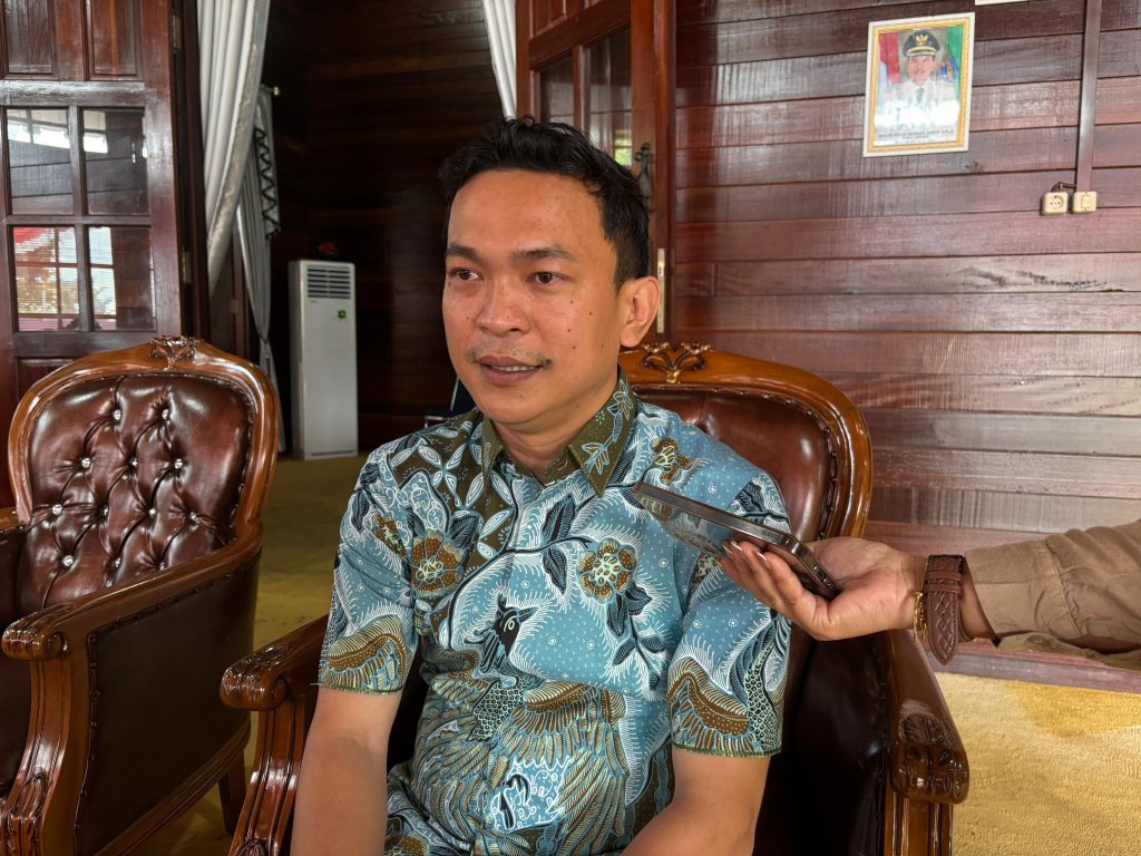 Wakil Bupati Sintang, Florensius Ronny menjawab pertanyaan media di Pendopo Bupati pada Sabtu, 2 Agustus 2025. 
