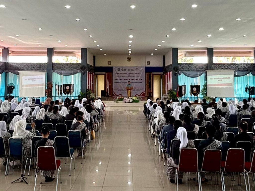 Wakil Bupati Sintang, Florensius Ronny berpidato di acara Musyawarah Cabang ke-VIII dan Hari Ulang Tahun Ikatan Bidan Indonesia (IBI) pada Sabtu, 2 Agustus 2025 di Pendopo Bupati.