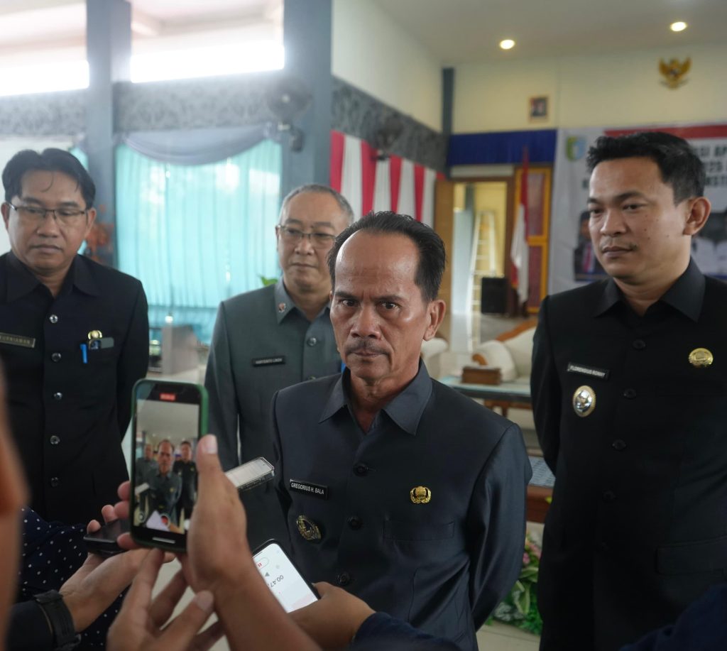 Bupati Sintang, Gregorius Herkulanus Bala saat diwawancarai media di Aula Pendopo Bupati pada Senin, 4 Agustus 2025.