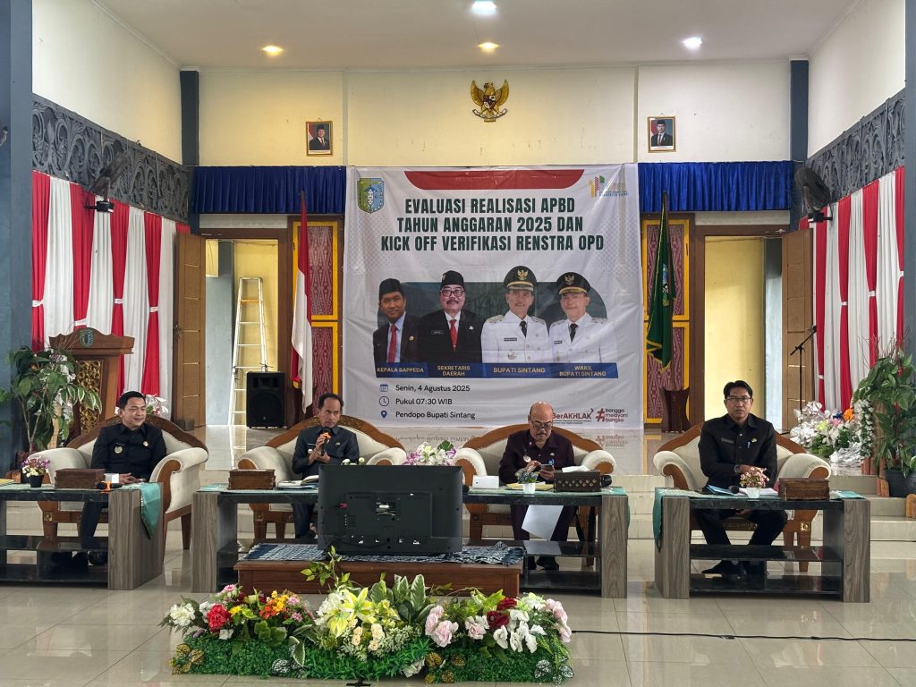 Bupati Sintang, Gregorius Herkulanus Bala dan Wakil Bupati Sintang, Florensius Ronny dalam kegiatan Evaluasi Realisasi APBD Tahun Aggaran 2025 dan Kick Off Verifikasi Renstra OPD di Pendopo Bupati pada Senin, 4 Agustus 2025.