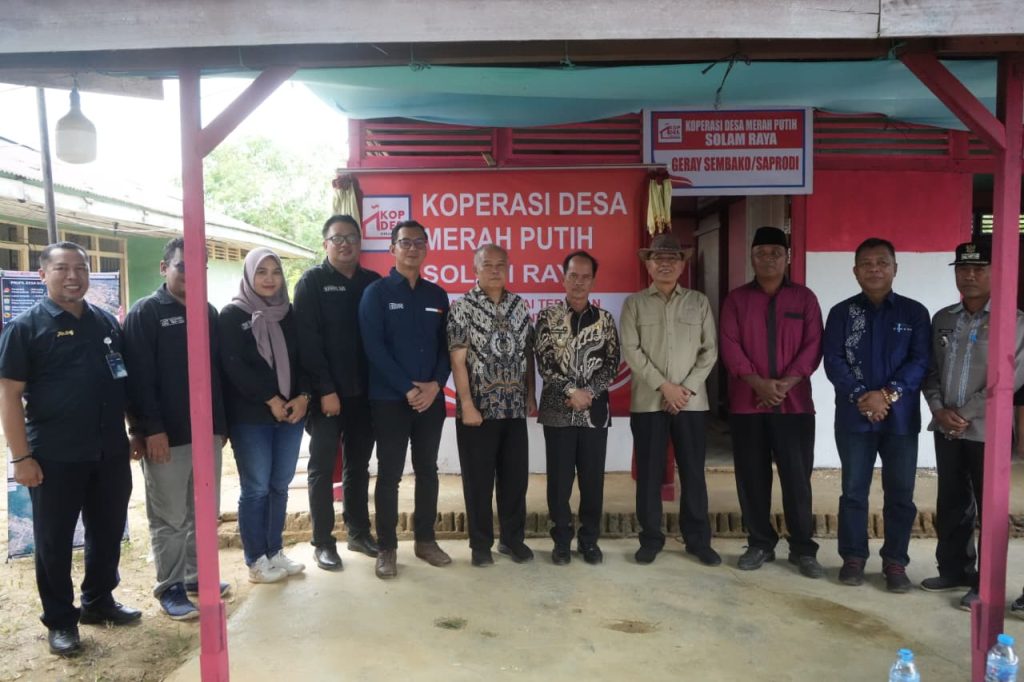 Bupati Sintang, Gregorius Herkulanus Bala bersama Anggota DPR RI Komisi IV, Asia Sidot di Desa Solam Raya pada Sabtu, 2 Agustus 2025.