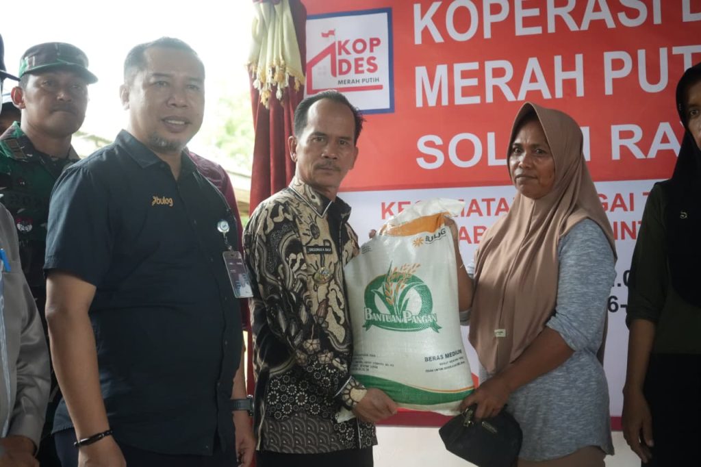 Bupati Sintang, Gregorius Herkulanus Bala dalam acara launching Koperasi Merah Putih di Desa Solam Raya pada Sabtu, 2 Agustus 2025.