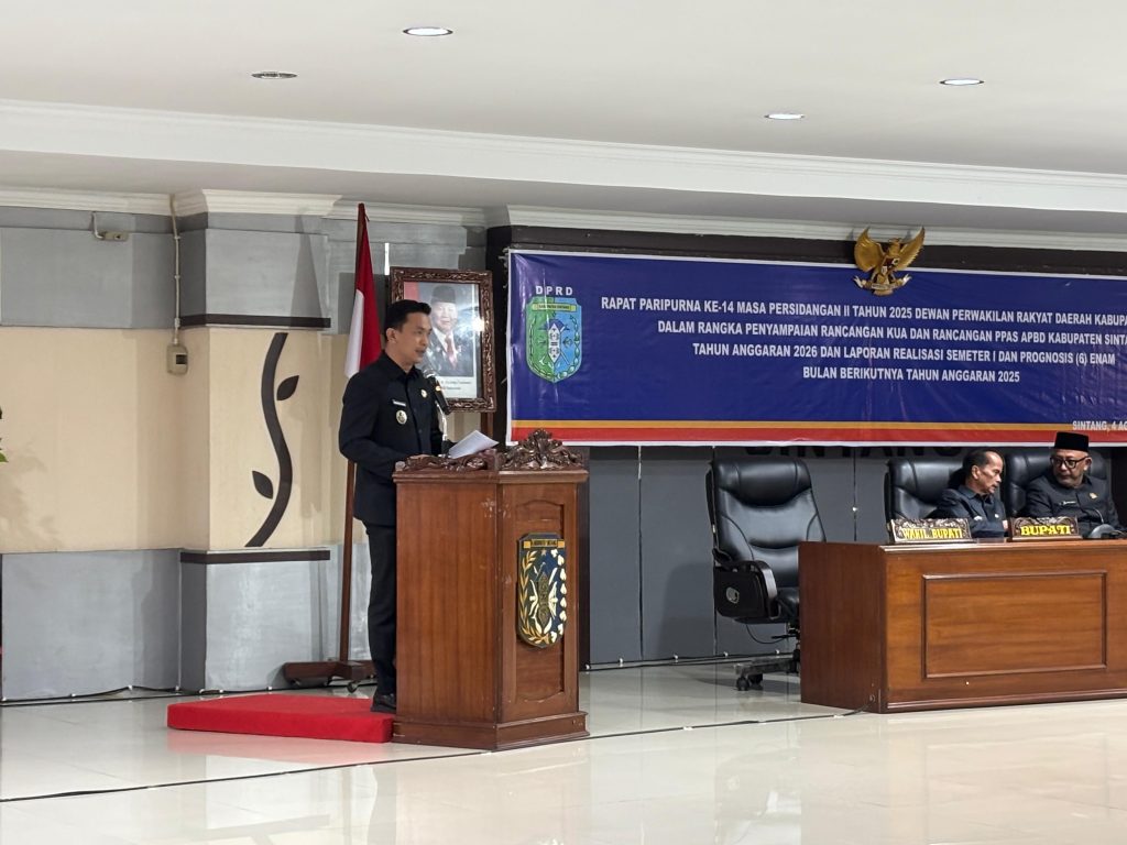 Wakil Bupati Sintang, Florensius Ronny dalam rapat Paripurna Ke-17 Masa Sidang 2 Tahun 2025, pada Senin, 4 Agustus 2025 di kantor DPRD. 