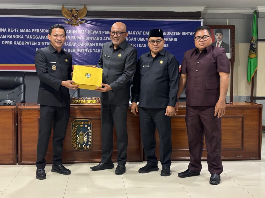 Wakil Bupati Sintang, Florensius Ronny bersama Ketua DPRD Sintang, Indra Subekti, Wakil Ketua DPRD, Sandan dan Wakil Ketua DPRD Yohanes Rumpak di Gedung DPRD Sintang pada Senin, 4 Agustus 2025.