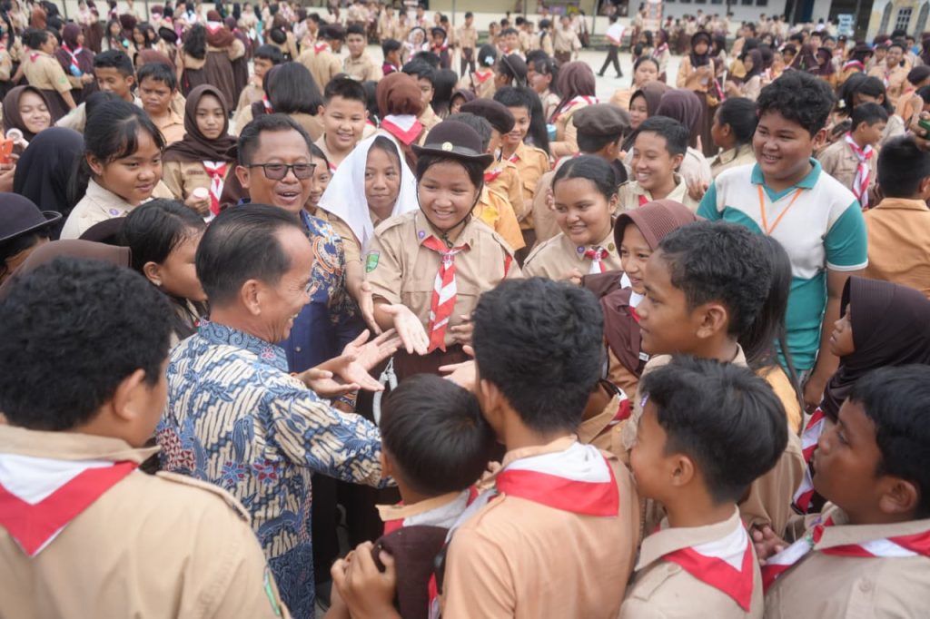 Bupati Sintang, Gregorius Herkulanus Bala hadir dalam launcing project kokurikuler SMP Negeri 2 Sintang bertema “Lost Toxic, Less Plastic”, pada Jumat, 8 Agustus 2025.
