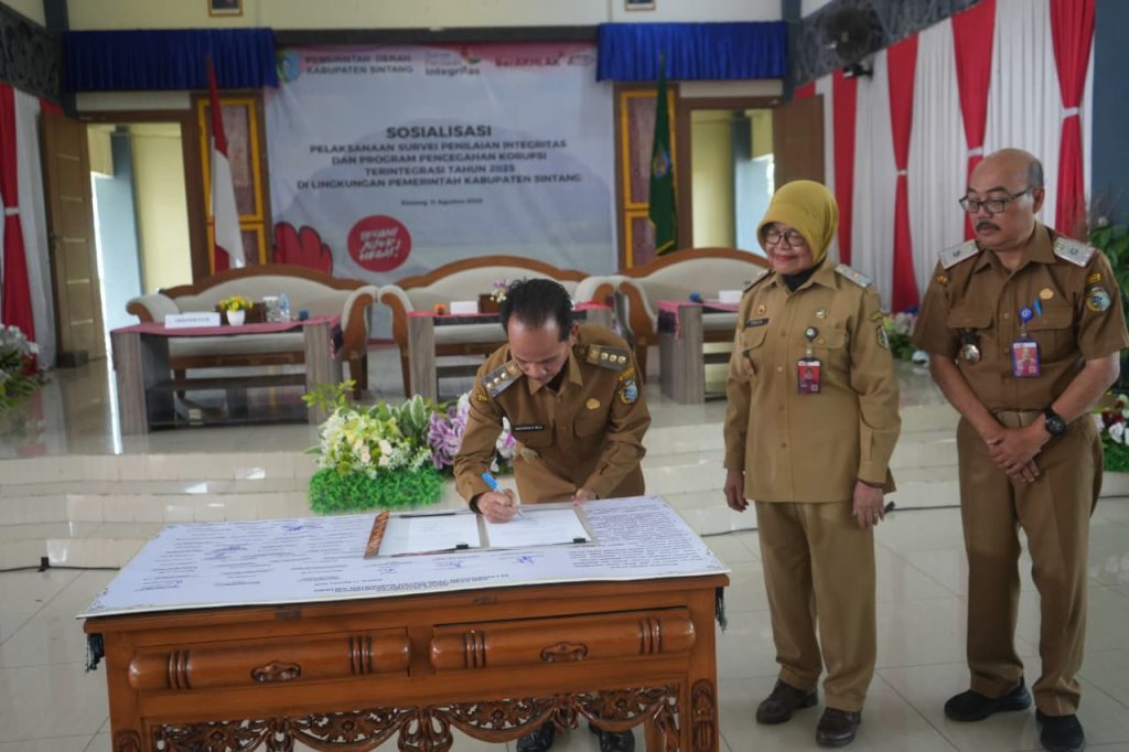 Bupati Sintang, Gregorius Herkulanus Bala dalam sosialisasi pelaksanaan survei penilaian integritas dan program pencegahaan korupsi terintegritas tahun 2025 di lingkungan pemerintah Kabupaten Sintang pada Senin, 11 Agustus 2025.