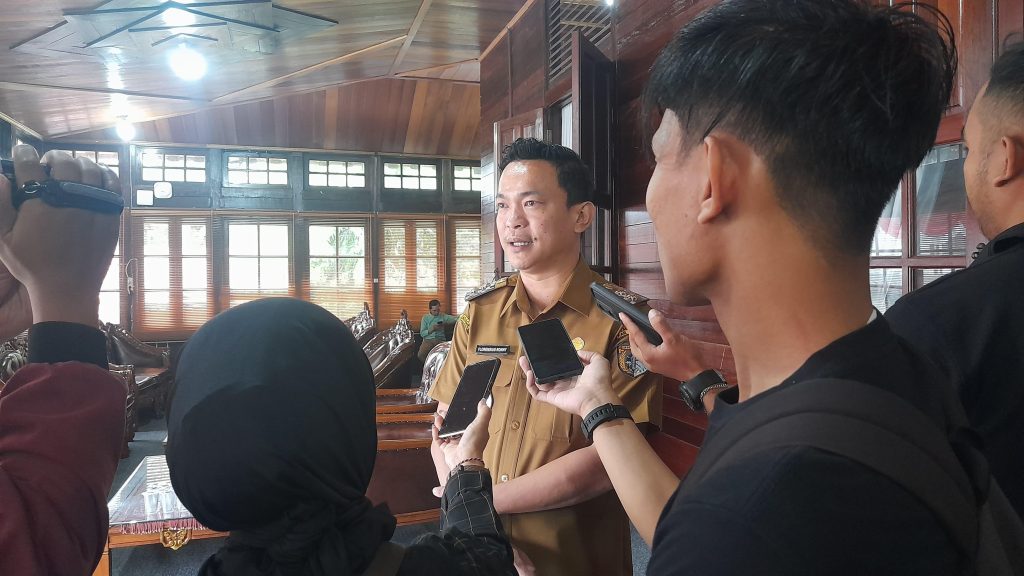 Wakil Bupati Sintang, Florensius Ronny diwawancarai awak media usai menggelar rapat koordinasi Tim Pencegahan dan Percepatan Penurunan Stunting (TP3S) pada Selasa, 12 Agustus 2025 di Pendopo Bupati Sintang.