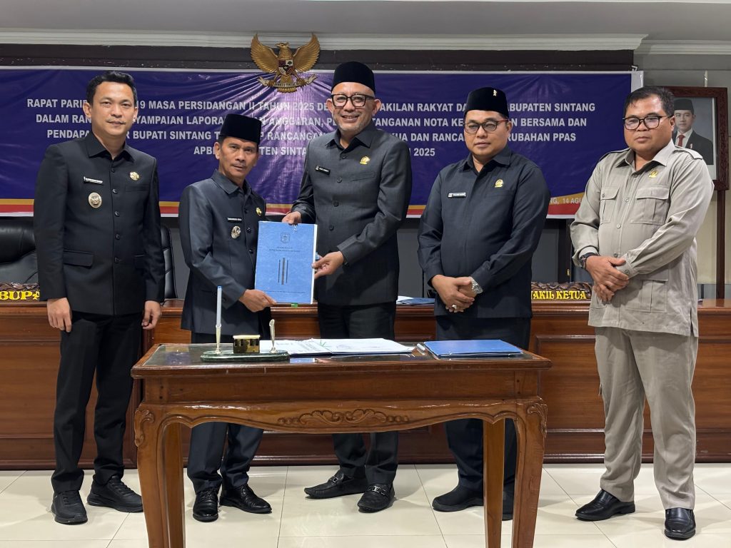 (Foto dari kiri ke kanan) Wakil Bupati Sintang, Florensius Ronny; Bupati Sintang, Gregorius Herkulanus Bala; Ketua DPRD Sintang, Indra Subekti; Wakil Ketua DPRD, Yohanes Rumpak; dan Wakil Ketua DPRD, Sandan di Kantor DPRD Sintang pada Kamis, 14 Agustus 2025