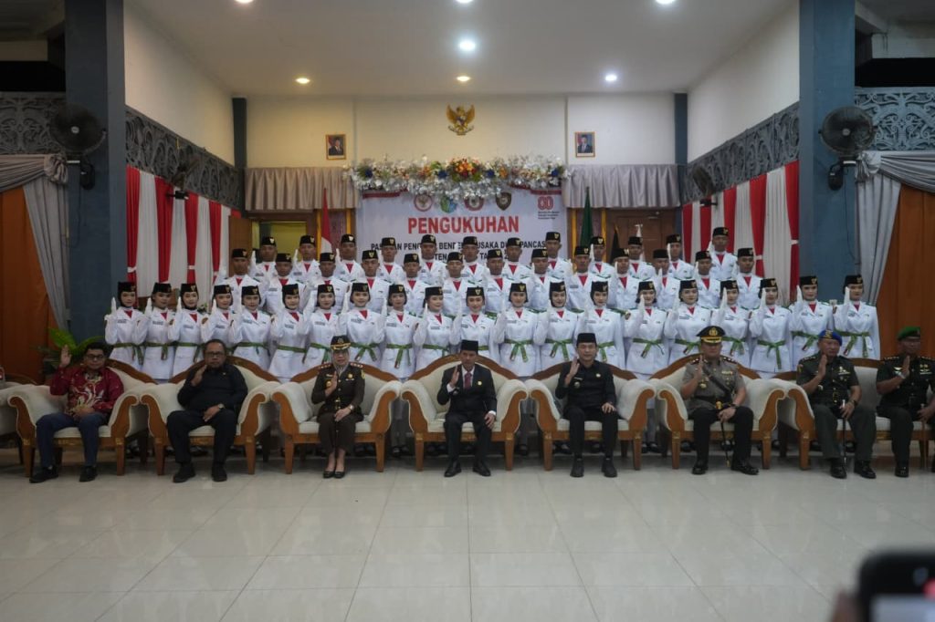 Bupati Sintang, Gregorius Herkulanus Bala mengukuhkan 45 Paskibraka Kabupaten Sintang tahun 2025 di Aula Pendopo Bupati Sintang pada Jumat malam, 15 Agustus 2025.