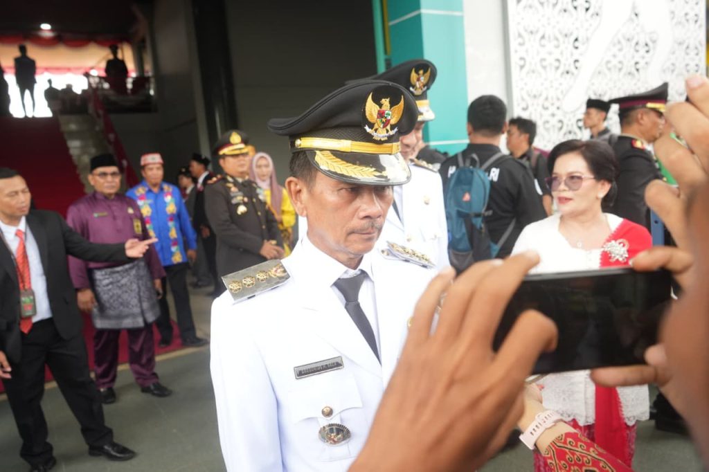 Bupati Sintang, Gregorius Herkulanus Bala saat diwawancarai media usai Upacara Pengibaran Bendera di HUT Kemerdekaan RI ke-80 di Stadion Baning, Kabupaten Sintang pada Minggu, 17 Agustus 2025.