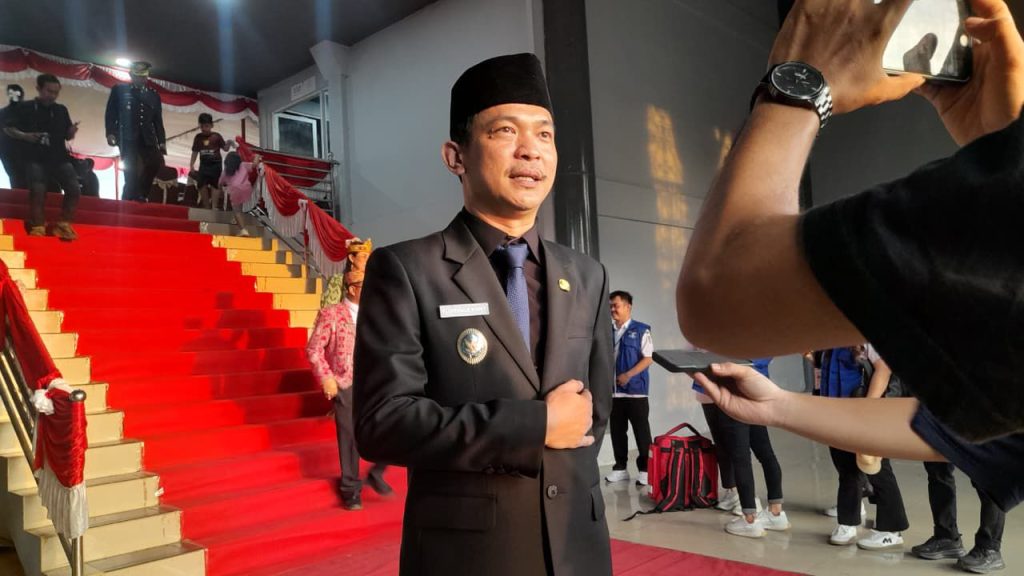 Wakil Bupati Sintang, Florensius Ronny ketika diwawancara media usai upacara penurunan bendera Hut-RI ke-80 di Stadion Baning, Kabupaten Sintang pada Minggu, 17 Agustus 2045.