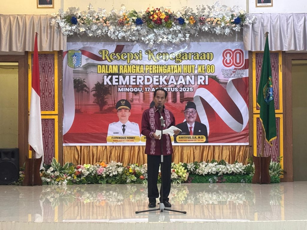 Bupati Sintang, Gregorius Herkulanus Bala berpidato di acara resepsi kenegaraan dalam rangka peringatan Hut ke-80 Kemerdekaan RI pada Minggu, 17 Agustus 2025 di Pendopo Bupati Sintang.