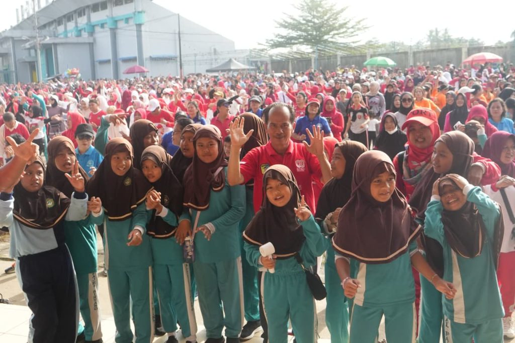 Bupati Sintang, Gregorius Herkulanus Bala dalam acara senam massal pada Jumat, 22 Agustus 2025 di halaman Gor Apang Semangai.