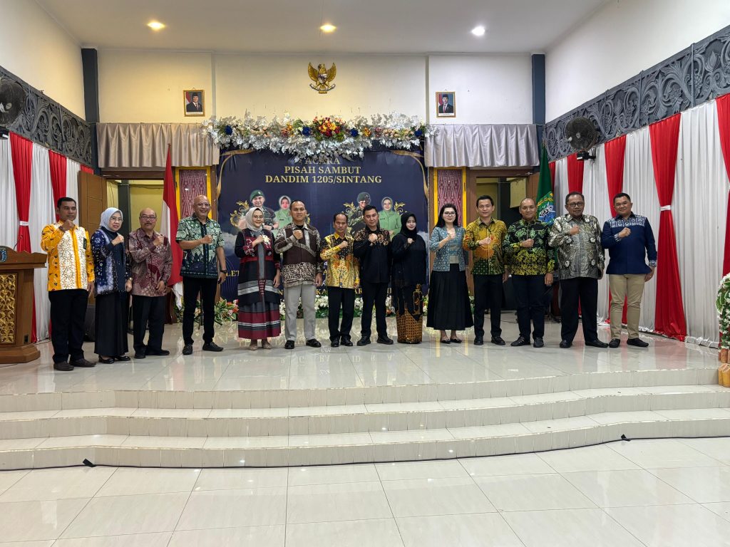 Bupati Sintang, Gregorius Herkulanus Bala hadir dalam acara pisah sambut Dandim 1205 pada Selasa, 1 September 2025 di Aula Pendopo Bupati Sintang.