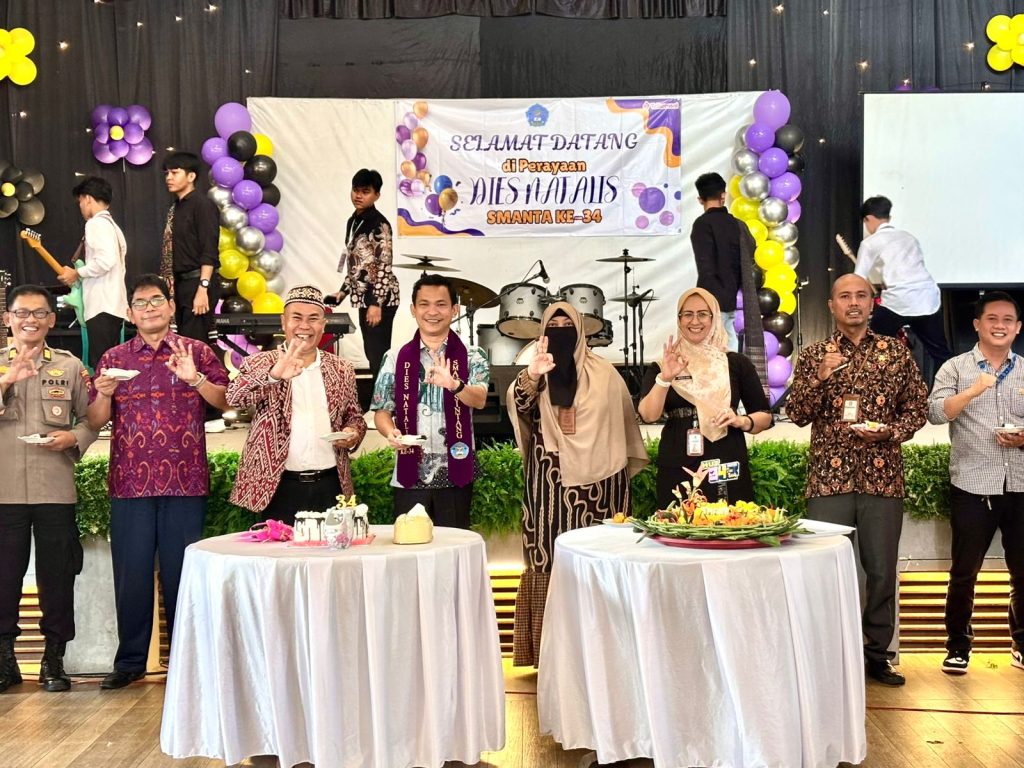Wakil Bupati Sintang, Florensius Ronny dalam acara dies natalis SMA Negeri 3 di Serantung Water Park pada Kamis, 4 September 2025.