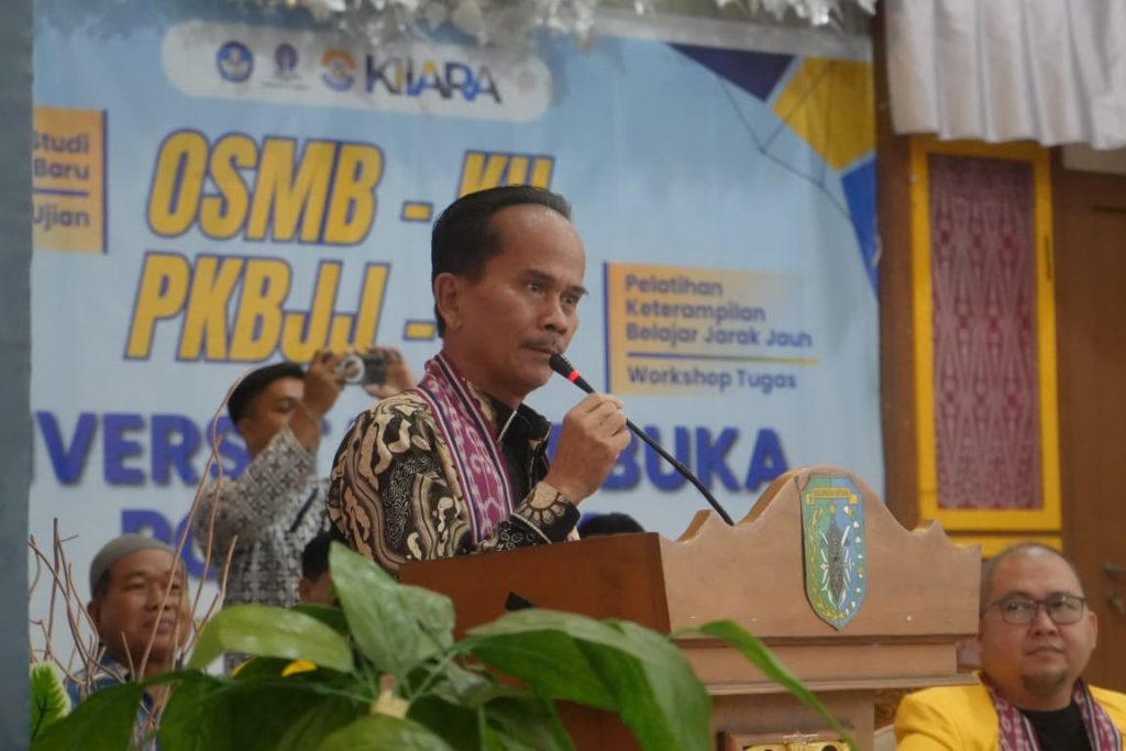 Bupati Sintang, Gregorius Herkulanus Bala di acara Orientasi Studi Mahasiswa Baru- Klinik Ujian (OSMB-KU) dan Pelatihan Keterampilan Belajar Jarak Jauh - Workshop Tugas (PKBJJ-WK) Universitas Terbuka Pontianak Tahun 2025 Ganjil pada Sabtu, 6 September 2025 di Aula Pendopo Bupati Sintang.