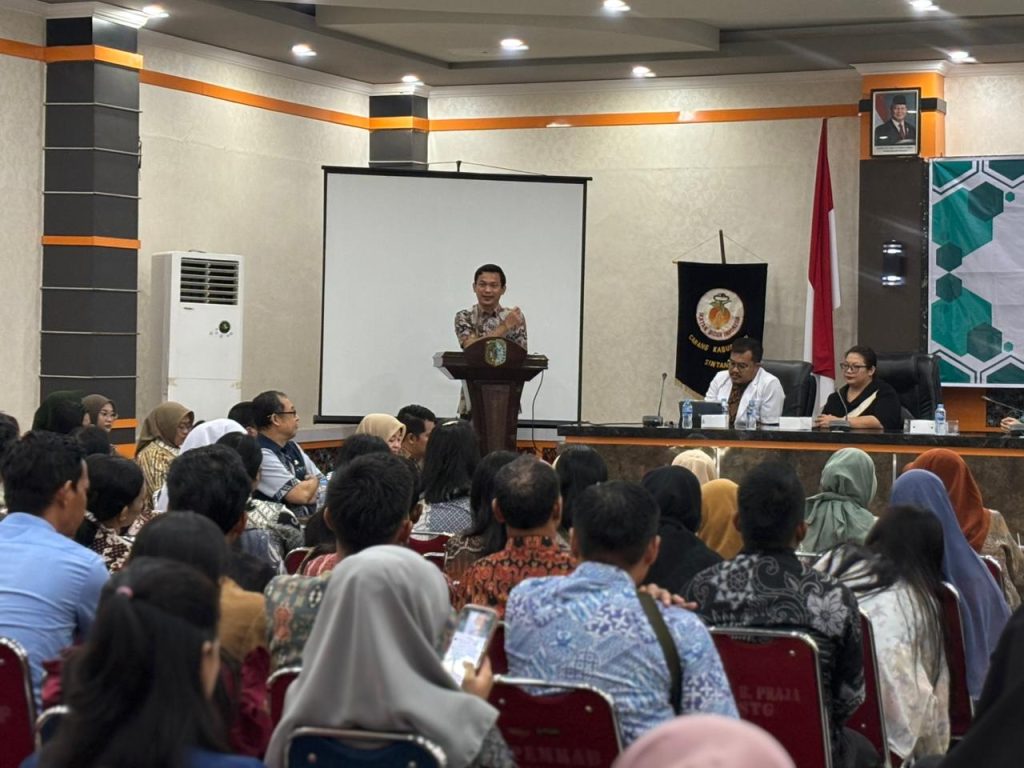 Wakil Bupati Sintang, Florensius Ronny hadir di seminar “Kesehatan Remaja Cerdas Menghadapi Pubertas” pada Rabu, 11 September 2025 di Balai Praja Kompleks Kantor Bupati.