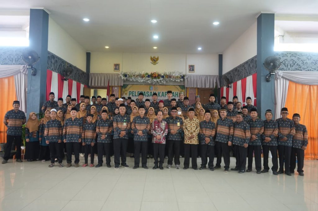 Bupati Sintang, Gregorius Herkulanus Bala melepas kontingen kafilah MTQ Kabupaten Sintang pada Kamis, 11 September 2025 di Pendopo Bupati Sintang.