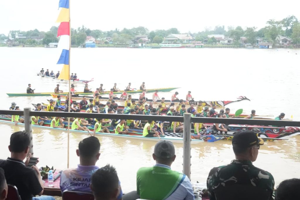 Bupati Sintang, Gregorius Herkulanus Bala, di acara Open Turnamen Sampan Bidar pada Sabtu, 13 September 2025 di Sungai Kapuas Taman Bungur.