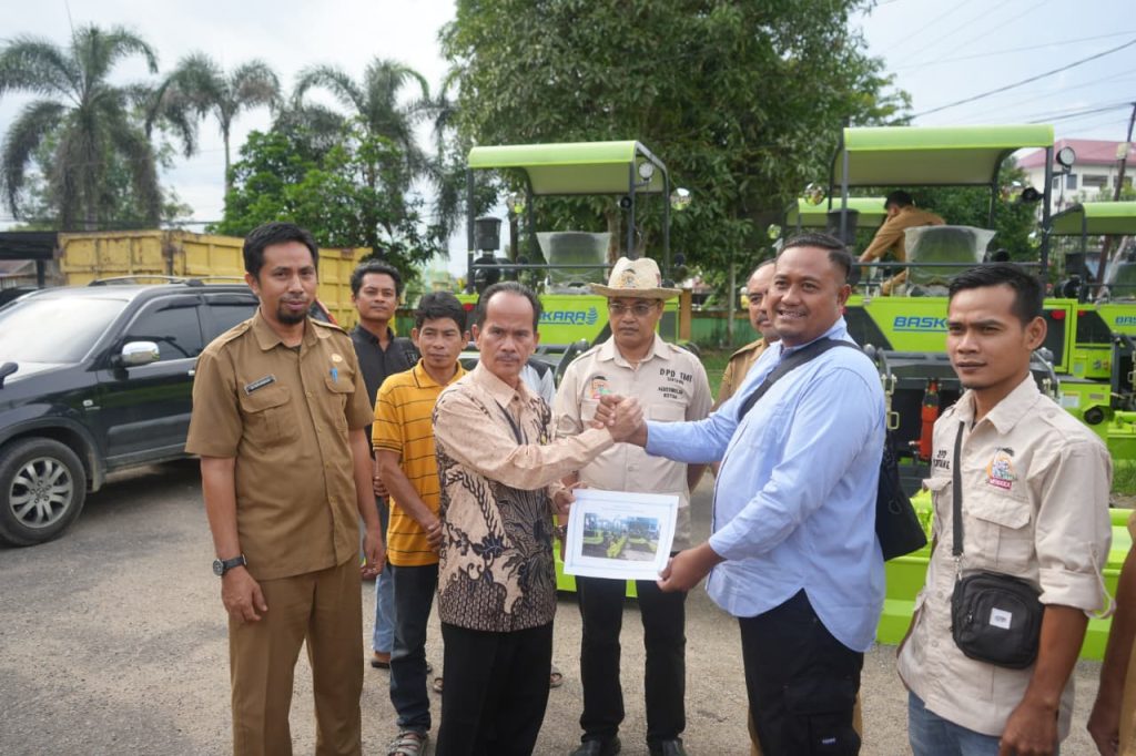 Bupati Sintang, Gregorius Herkulanus Bala menyerahkan alat mesin pertanian kepada perwakilan kelompok tani pada Senin, 15 September 2025.