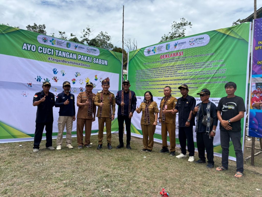 Wakil Bupati Sintang menghadiri deklarasi STBM Pilar 1-3 bersama Ketua DPRD Kabupaten Sintang, jajaran dari Dinas Kesehatan, Kepala Puskesmas, Sekretaris Camat, Kapolsek, Danramil, serta tokoh masyarakat, kepala desa, guru, perawat, dan bidan di Kecamatan Ketungau Hilir pada Selasa, 16 September 2025. 